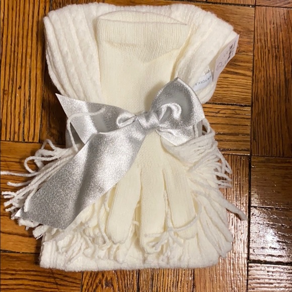 NWT New York & company white gloves & scarf set - Picture 2 of 5